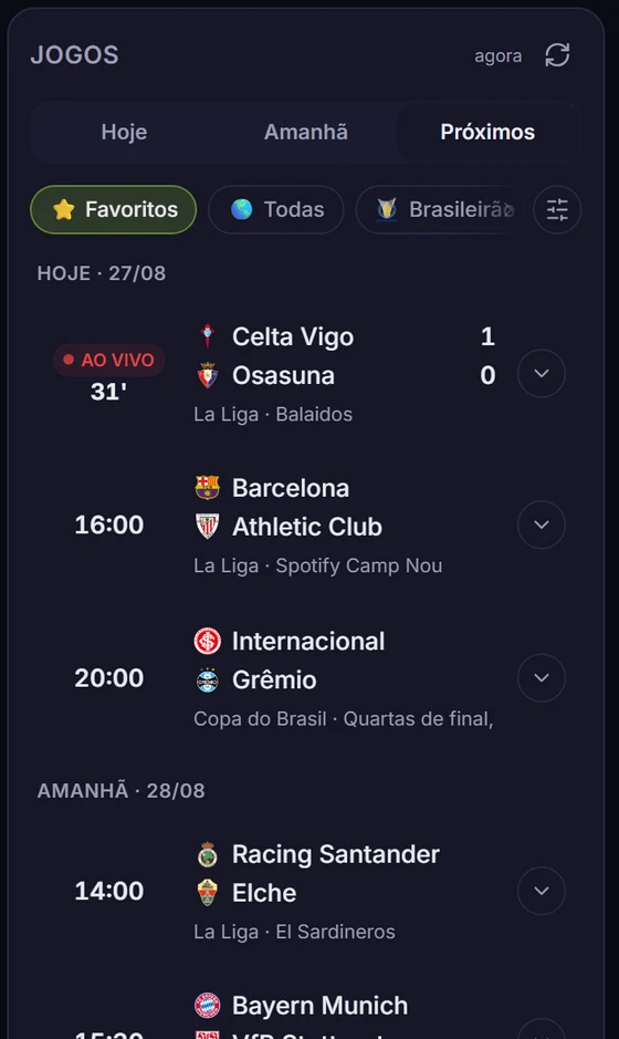 Lista lateral de jogos do dia com escudos, horário e placar ao vivo